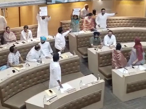 चंडीगढ़ नगर निगम की बैठक में हंगामा, कांग्रेस पार्षदों ने मेयर बबला को विदेश दौरे और कर्मचारियों के निलंबन पर घेरा